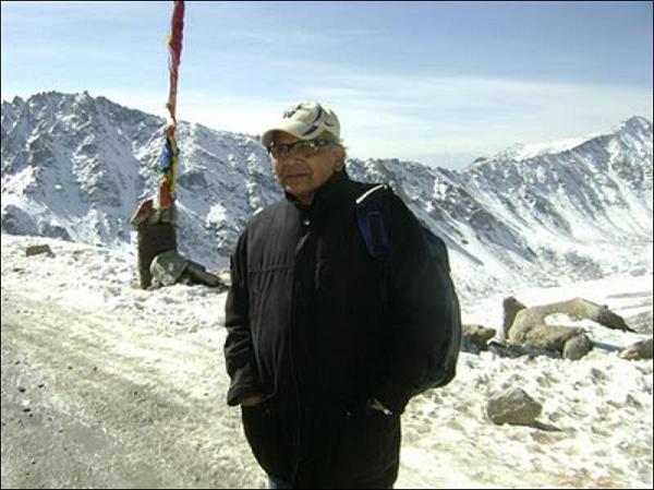 Αυτός είναι ο νεοδιορισθείς ερευνητής στο ΤΕΡΙ, ο κύριος Χασναίν που ποζάρει μπροστά από το αντικείμενο του, τους πάγους των Ιμαλαϊων.