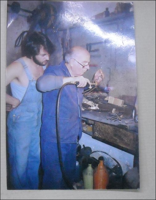 Παπαιωάννου πατέρας και υιος στο εργαστήριο τους στην οδο Καϊρη στην Αθήνα.