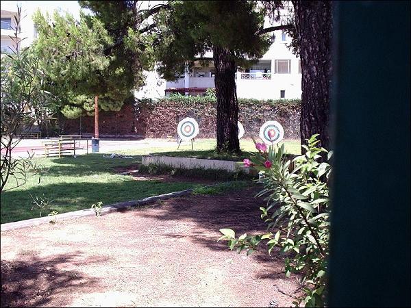 Χαλάνδρι, 2009, στόχοι τοξοβολίας δίπλα στο δρόμο, για προπόνηση εύπορων μαθητών. Εδώ δεν υπάρχει έλεγχος, άδεια, περιορισμός σε σκοπευτήρια και άλλα φαιδρά. Ποιο είναι πιο επικίνδυνο, το βλήμα αεροβόλου ή το βέλος;