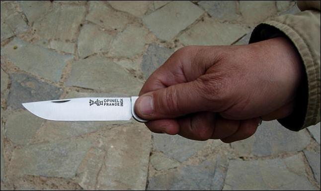 Το χέρι αγκαλιάζει άνετα την ανοξείδωτη λαβή.