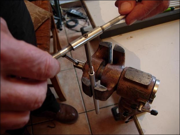 Το κάθε κομμάτι σωλήνας περάστηκε με κολαούζο για βόλτες όμοιες με τις βούρτσες εμπορίου (8 χιλιοστά επί 1).