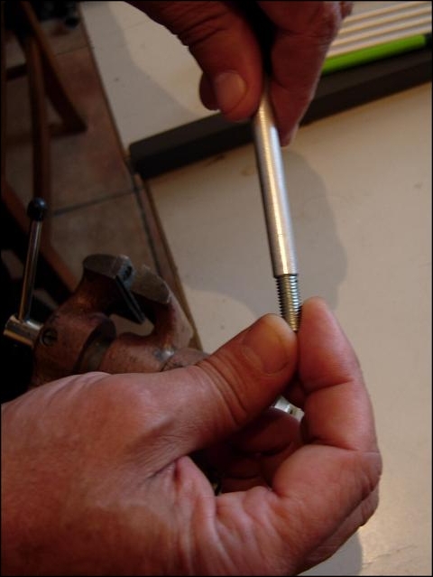 Κομμάτι ντίζας βιδώνεται στη μια μεριά.