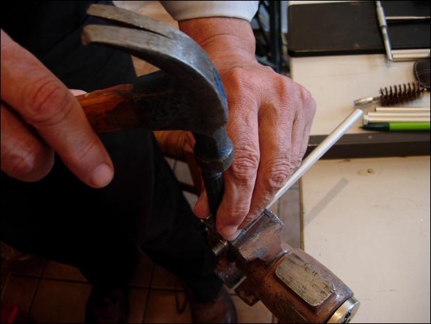 Η σωλήνα ποντάρεται για να σφηνώσει η ντίζα.