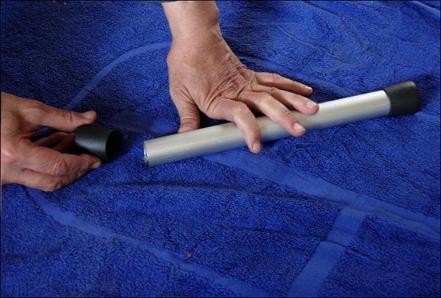 Το πώμα βγαίνει και αποκαλύπτει τα περιεχόμενα- 