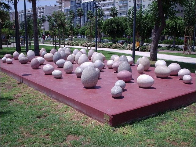 Το γλυπτό Γέννηση το μεσημέρι, φαίνεται κάπως άχαρο και εσωστρεφές.