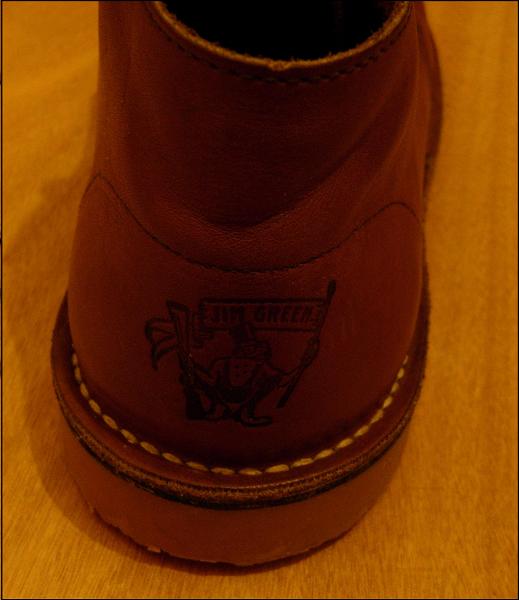 Η ένωση της σόλας είναι ραφτή.