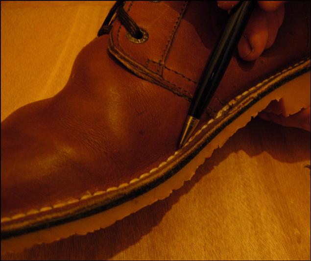 Η κατασκευή του Vellie Boot είναι απλή, με μόλις δύο κομμάτια δέρμα και δύο ραφές ενώ δεν έχει ραφή στη φτέρνα, σημείο όπου αρχίζει η φθορά των κοινών άρβυλων.