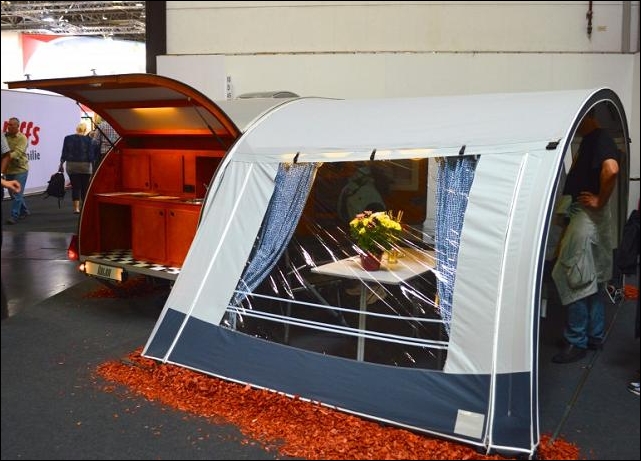 Το αντίσκηνο που προσαρμόζει σε τροχόσπιτο για επιπλέον χώρο και άνεση.