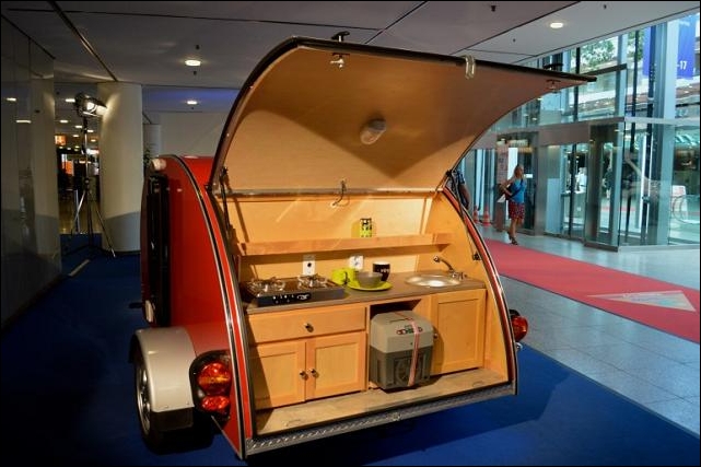 Η κουζίνα του τροχόσπιτου Tear Drop είναι μεν μικρή αλλά έξυπνα σχεδιασμένη και καλυμμένη από βροχή και ήλιο..