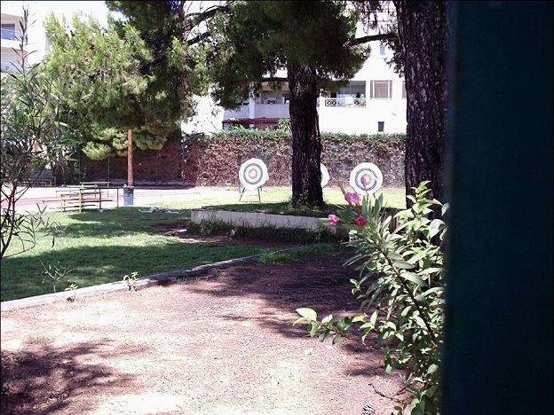 Στόχοι τοξοβολίας σε αυλή σχολείου.