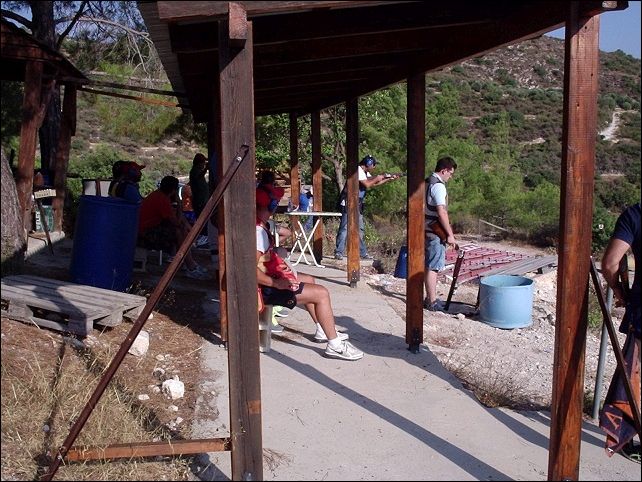 Σκοπευτές στο πεδίο Σπόρτινγκ του σκοπευτηρίου στο Μονάγρι.