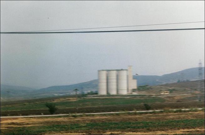 Εύφορο χωράφι και σιλό σιτηρών στην κεντρική Ελλάδα.
