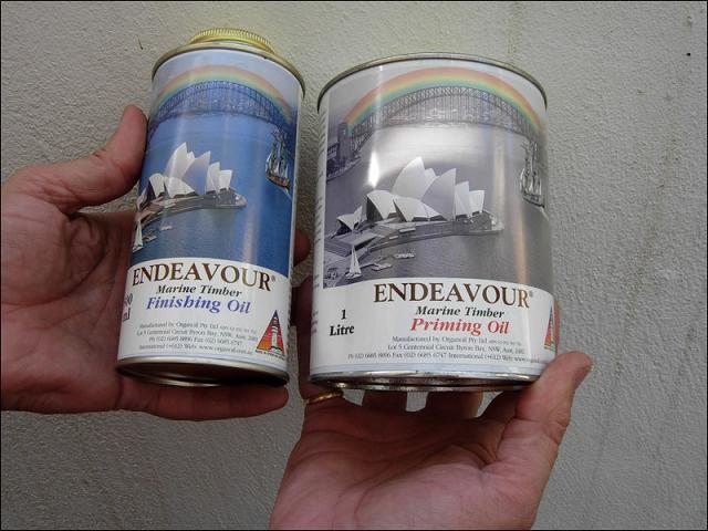 Τα λάδια Endeavour- το μεγάλο δοχείο είναι το γεμιστικό λάδι, το μικρό το λάδι φινιρίσματος. Τελικά το λάδι φινιρίσματος μπορεί να φινίρει χωρίς άλλο υλικό.