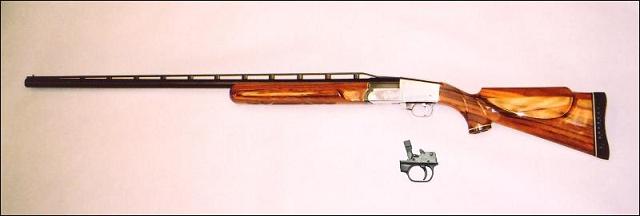 Το ισπανικό EGO 200 που προσφέρει εγκιβωτισμένο μηχανισμό, δυνατότητα μετατροπής από δίκαννο σε μονόκαννο και δέχεται διαφορετικές σκανδαλοθήκες και κοντάκια. Φωτό Doppelflinten.