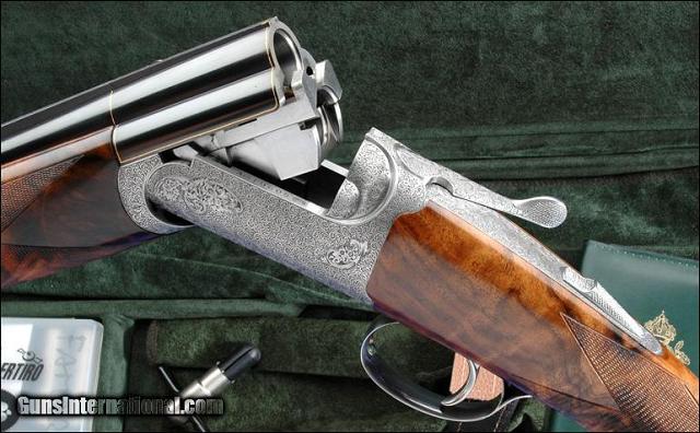 Σουπερποζέ Excalibur. Προσέξτε την προβολή του ξύλου στο μέταλλο της βάσης.