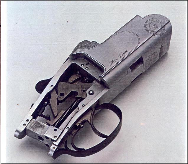 .....Castellani που έχει μηχανισμό στην πλάκα της σκανδάλης και το γνώριμο σχήμα του μέσου σουπερποζέ.