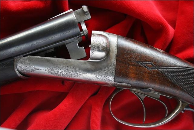 Αυτό το Ideal  του Gun and Knife Classics φέρει την πατίνα του χρόνου. Η αρχική ταρταρούγα έχει ξεθωριάσει, η επιφάνεια έχει ένα μουντό γκρί χρώμα αλλά το σκάλισμα παραμένει καθαρό.