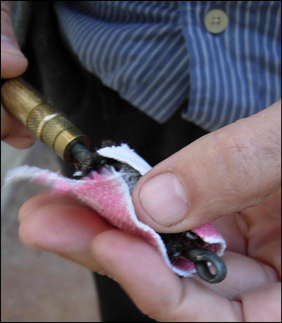 Ενα καθαρό βαμβακερό πανάκι τυλίγεται γύρω από την ορειχάλκινη βούρτσα.