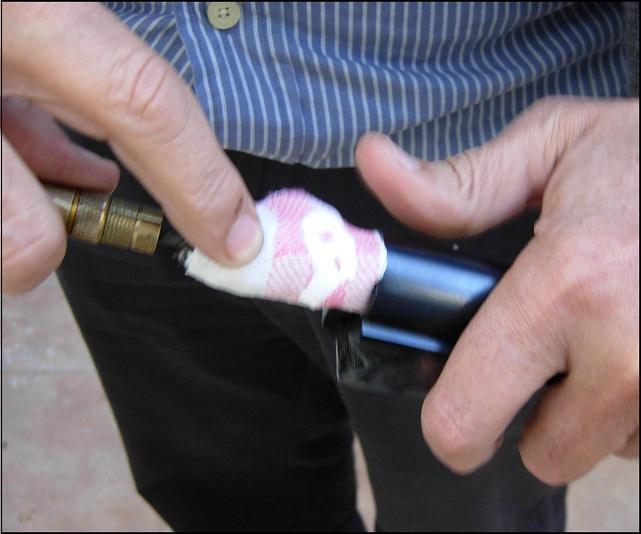 Η βούρτσα με το πανί αρχίζει την λείανση της κάννης, από τη θαλάμη μέχρι και το στόμιο.