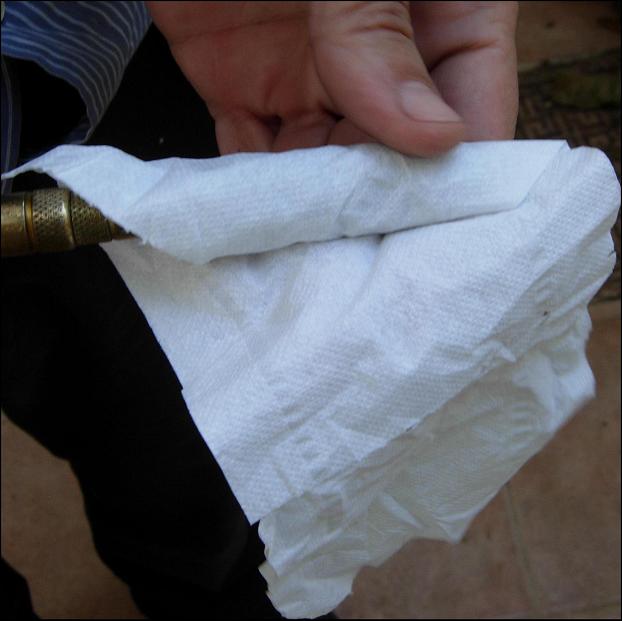 Μετά το πέρασμα με λειαντικό γίνεται καθάρισμα με χαρτί κουζίνας.