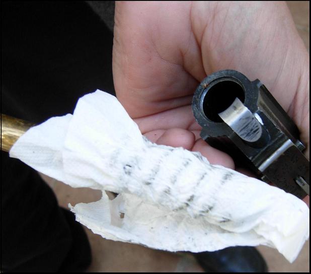 Μετά το πέρασμα με λειαντικό γίνεται καθάρισμα με χαρτί κουζίνας.