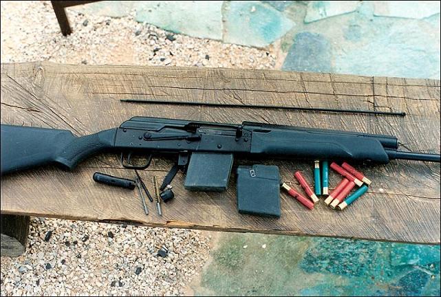Το Saiga κομπλέ με τα εργαλεία του και τις εξτρά γεμιστήρες.