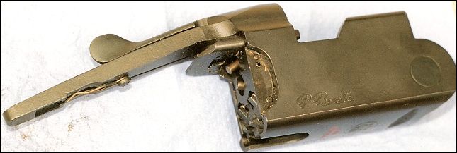 To φτηνό Beretta Essential με την επίπεδη βάση που επιτρέπει λιμάρισμα για κύρτωση της βάσης.