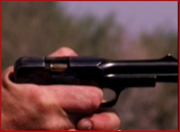 Από τα βίντεο της ομάδας Forgotten Weapons και δοκιμή του πιστολιού Schwazlose. Προσέξτε ότι ο καθρέφτης μένει στάσιμος και η κάννη πηγαίνει μπροστά.