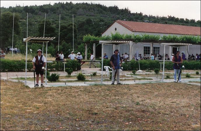 Αριστερά, ο Ιταλός πρωταθλητής του Τραπ, Βιγκάνο, στην Μαλακάσα την ημέρα που δεν έσπαγε πιάτα με το νούμερο 7.