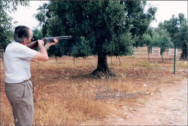 Ο κύριος Ισαακίδης δοκιμάζει το Baikal του σε πίνακες στα 30 μέτρα. Είναι δίκαννο και έτσι έχει δύο πίνακες για να μπορεί  να συγκρίνει άμεσα τα δύο τσοκ.